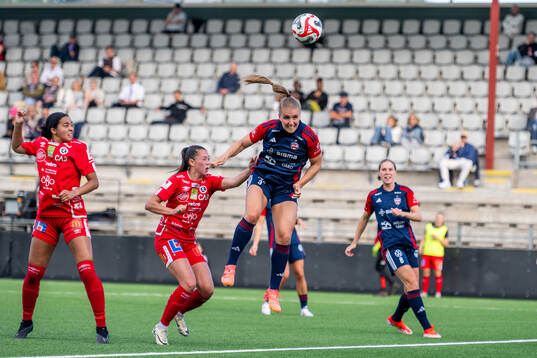 FC Rosengårds Gudrun Arnardottir nickar in målet