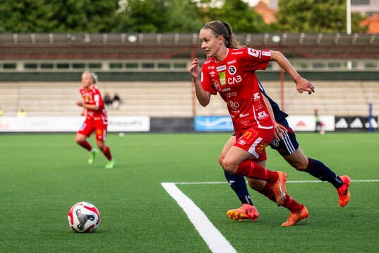 FC Rosengårds Jessica Wik jagar KIF Örebros Amanda