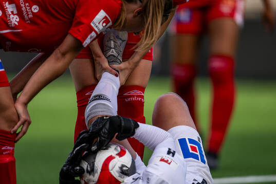 FC Rosengårds målvakt Eartha Cumings fick ont i fotleden