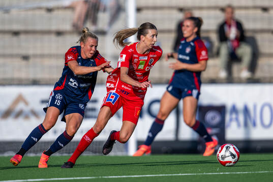 FC Rosengårds Jessica Wik jagar KIF Örebros Wilma Öhman