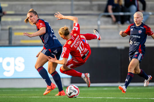 FC Rosengårds Gudrun Arnardottir stoppar KIF Örebros Nora
