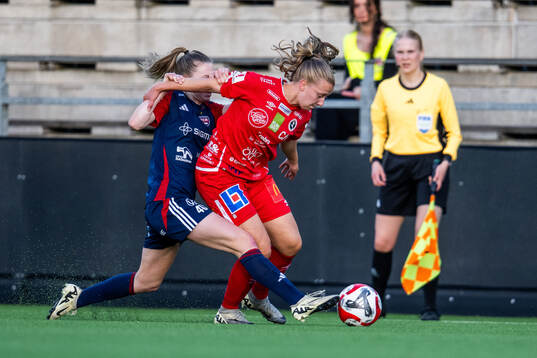 FC Rosengårds Bea Sprung och KIF Örebros Inka Sarjanoja