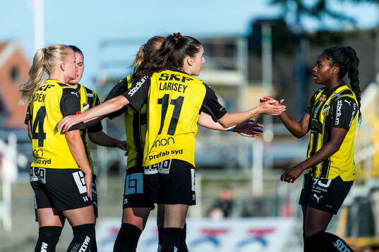 Häckens Clarissa Larisey jublar med lagkamrater