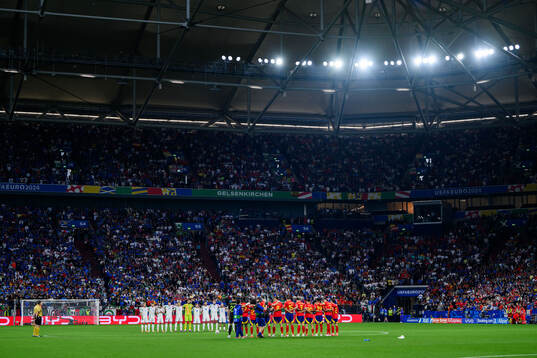 Players of Italy and of Spain honouring the memory of