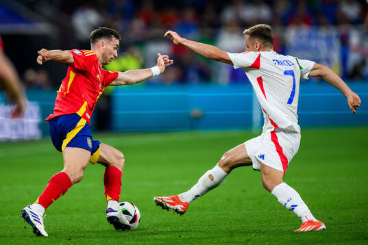 Fabian Ruiz Pena of Spain and Davide Frattesi of Italy