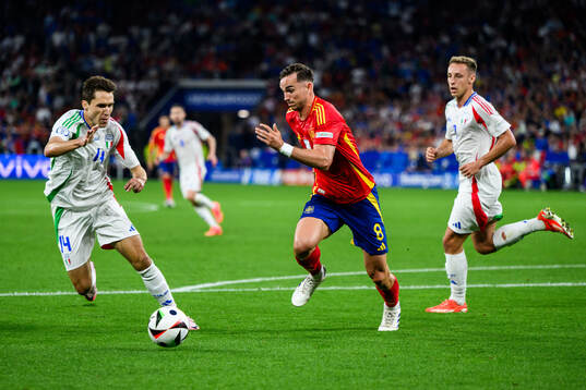Federico Chiesa and Davide Frattesi of Italy against Fabian