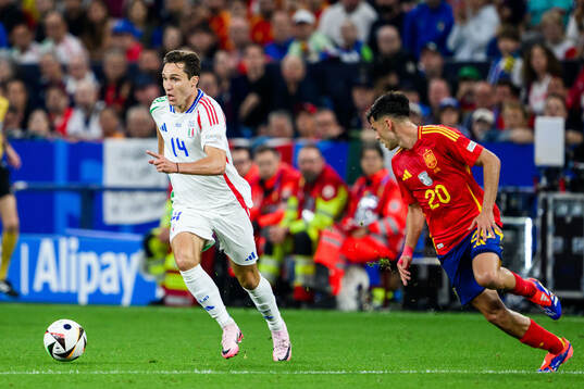 Federico Chiesa of Italy and Pedri of Spain