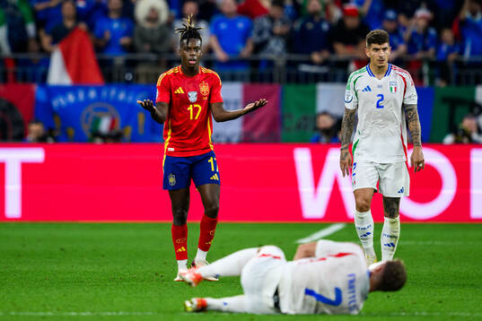 Nicholas Williams of Spain reacts towards Davide Frattesi