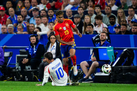 Lorenzo Pellegrini of Italy and Lamine Yamal of Spain