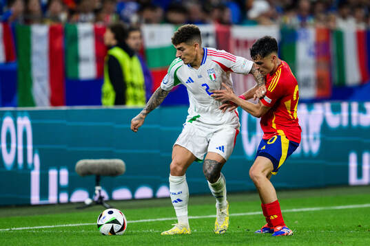 Giovanni Di Lorenzo of Italy and Pedri of Spain