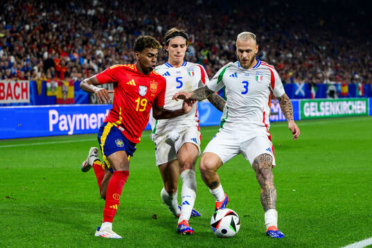 Lamine Yamal of Spain against Riccardo Calafiori and