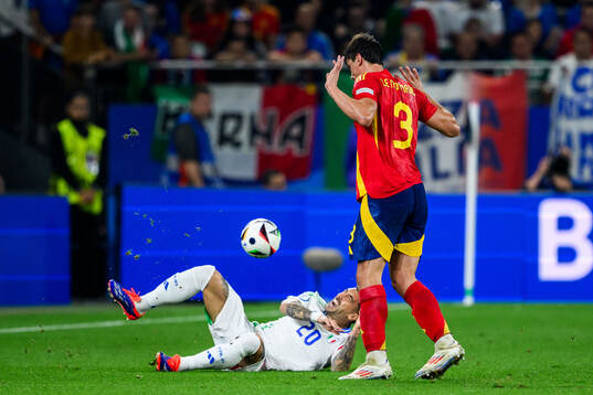 Mattia Zaccagni of Italy and Robin Aime Le Normand Mainfray