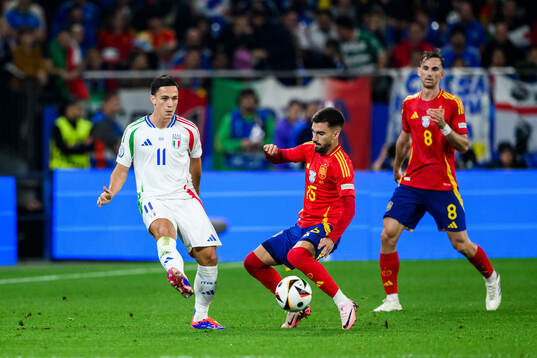 Giacomo Raspadori of Italy and Alejandro Baena of Spain