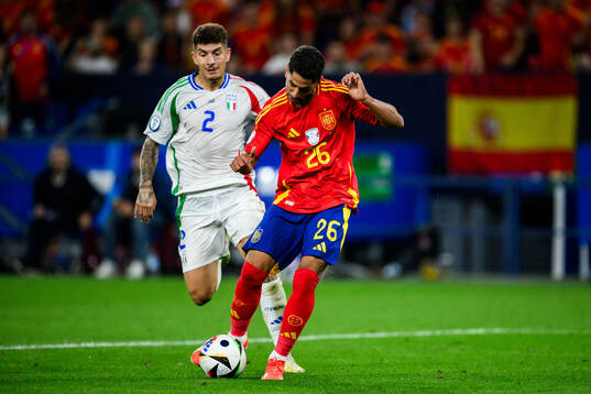 Giovanni Di Lorenzo of Italy and Ayoze Perez of Spain