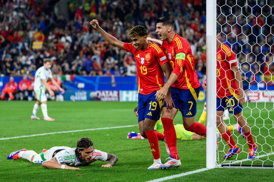 Lamine Yamal and Alvaro Morata of Spain celebrate