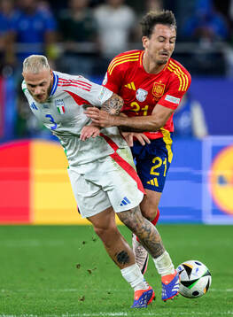 Federico Di Marco of Italy against Mikel Oyarzabal of Spain