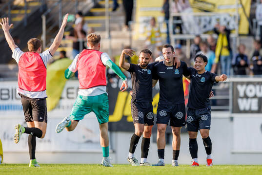 Lunds Viktor Ekblom jublar med Jamshed Asekzai och Eddie