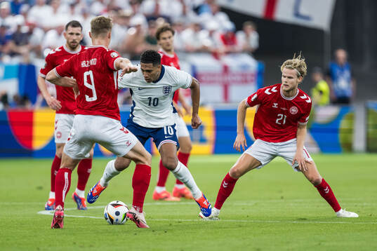 Jude Bellingham of England and Morten Hjulmand of Denmark