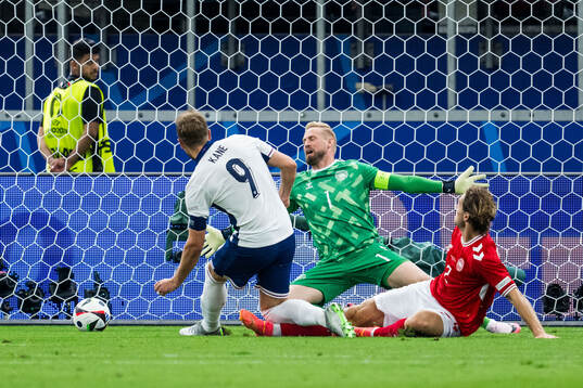 Harry Kane of England scores 0-1 behind goalkeeper Kasper