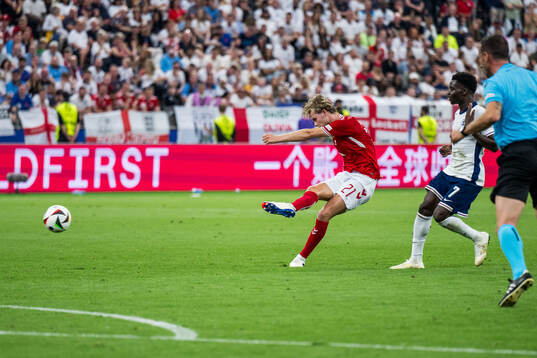 Morten Hjulmand of Denmark scores 1-1