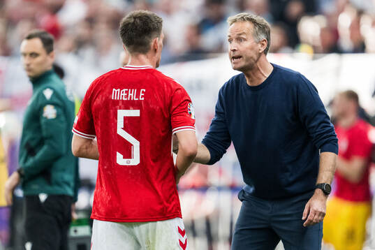 Joakim Mæhle and head coach Kasper Hjulmand of Denmark