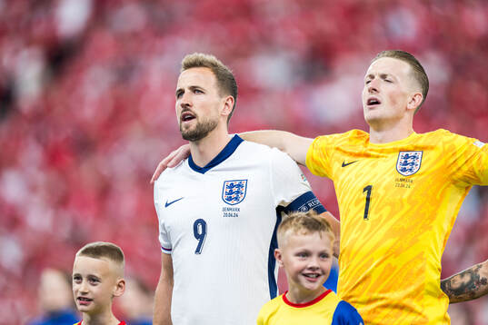 Harry Kane and goalkeeper Jordan Pickford of England