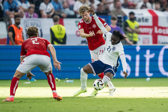 Morten Hjulmand of Denmark and Eberechi Eze of England
