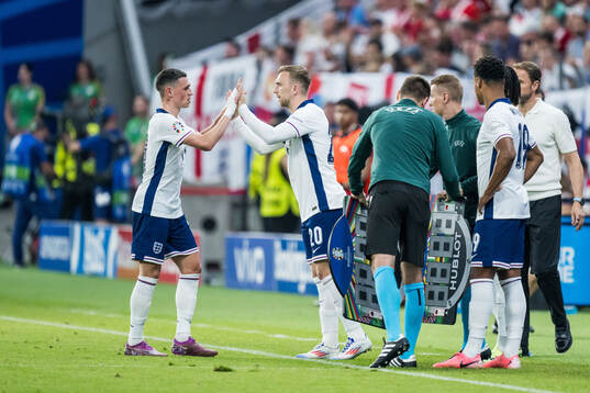 Phil Foden and Jarrod Bowen of England