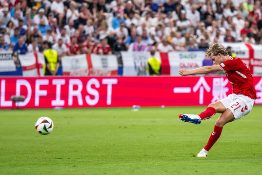 Morten Hjulmand of Denmark scores 1-1