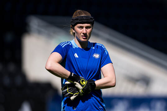 Tove Evelina Enblom of Vålerenga warms up