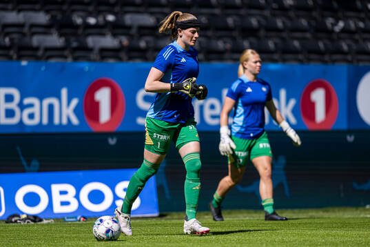 Tove Evelina Enblom of Vålerenga warms up