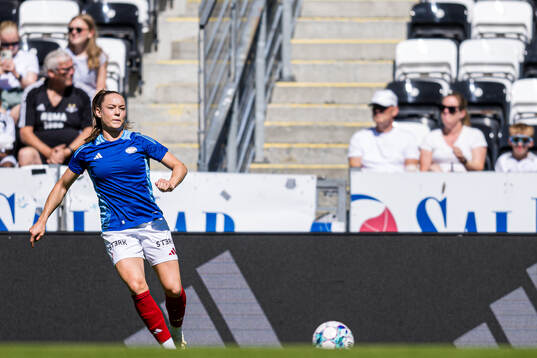 Janni Thomsen of Vålerenga warms up