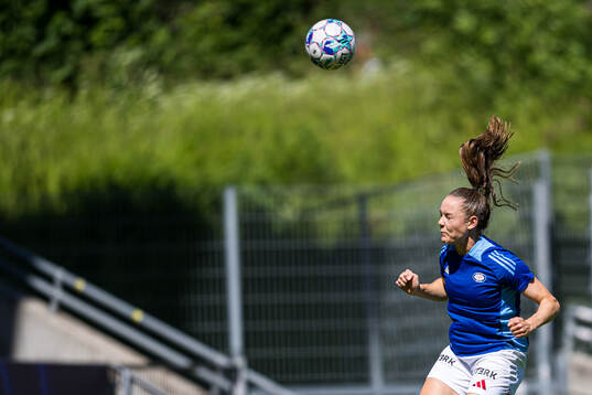Janni Thomsen of Vålerenga warms up