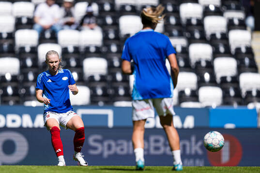 Thea Bjelde of Vålerenga warms up