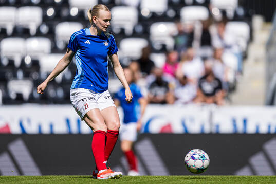Karina Sævik of Vålerenga warms up