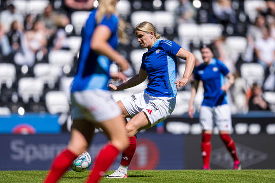 Elise Thorsnes of Vålerenga warms up