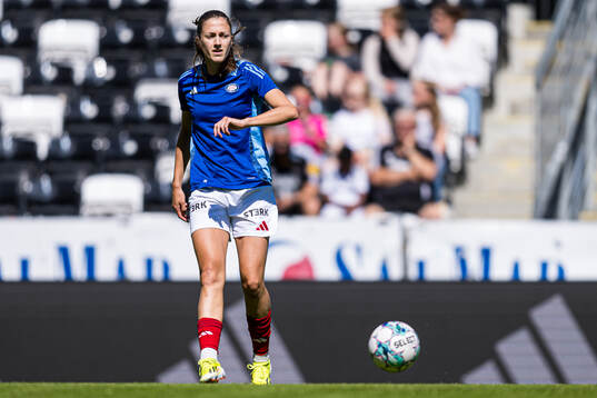 Emma Stølen Godø of Vålerenga warms up