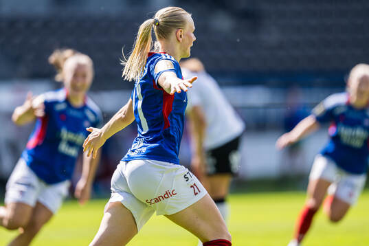 Karina Sævik of Vålerenga celebrates