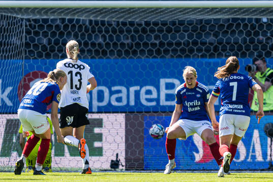 Elise Thorsnes of Vålerenga celebrates