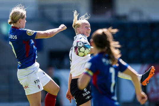 Elise Thorsnes of Vålerenga and Synne Amdahl Brønstad of