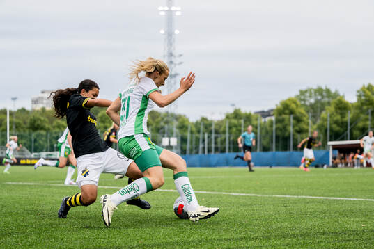 AIKs Annika Svensson och Hammarbys Smilla Holmberg
