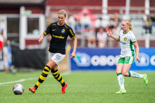 AIKs Nina Jakobsson och Hammarbys Emilie Joramo