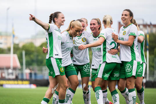 Hammarbys Smilla Holmberg jublar med lagkamrater