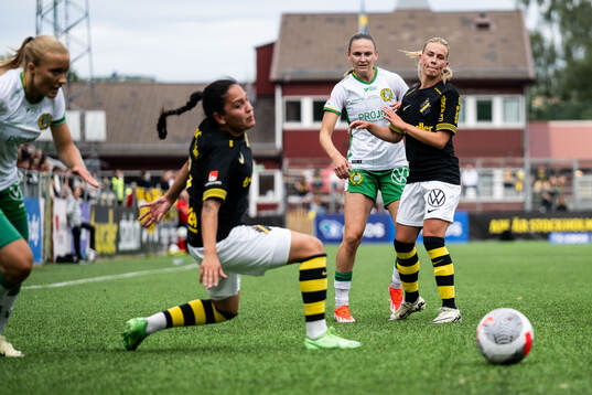 Hammarbys Vilde Hasund och AIKs Olivia Lindstedt