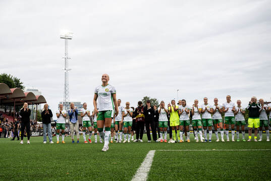 Hammarbys Klara Folkesson jublar med lagkamrater