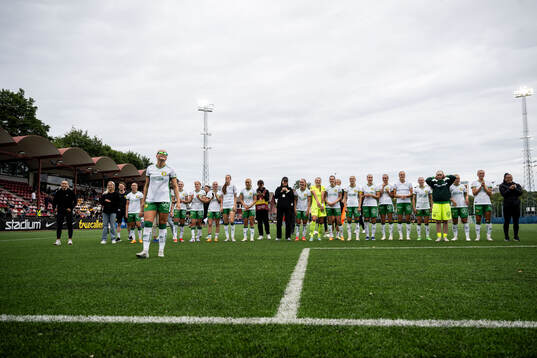 Hammarbys Klara Folkesson jublar med lagkamrater