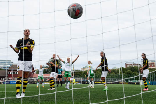 AIKs Jennie Nordin deppar och Hammarbys Julie Blakstad