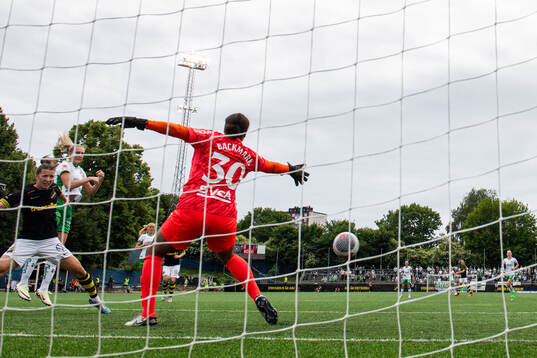 Hammarbys Ellen Wangerheim gör 0-2 bakom AIKs Patricia