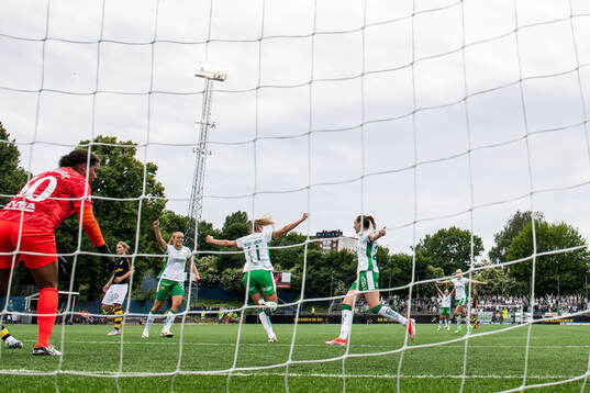 Hammarbys Ellen Wangerheim jublar med Smilla Holmberg och