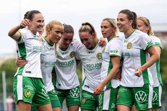Hammarbys Smilla Holmberg jublar med lagkamrater